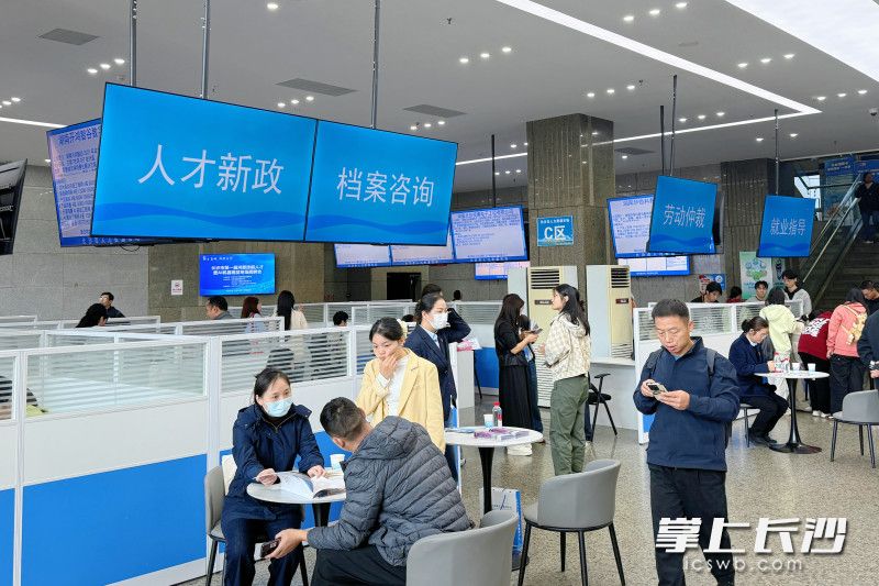 24日，长沙市第一届鸿蒙技能人才暨AI机器视觉专场招聘会举办。