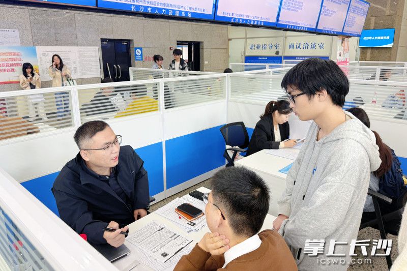 现场共释放122个职位，1119个高新技术岗位。均为长沙晚报全媒体记者刘攀摄