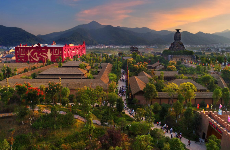 炭河古城里面游人如织。受访方供图 炭河古城里面游人如织。受访方供图