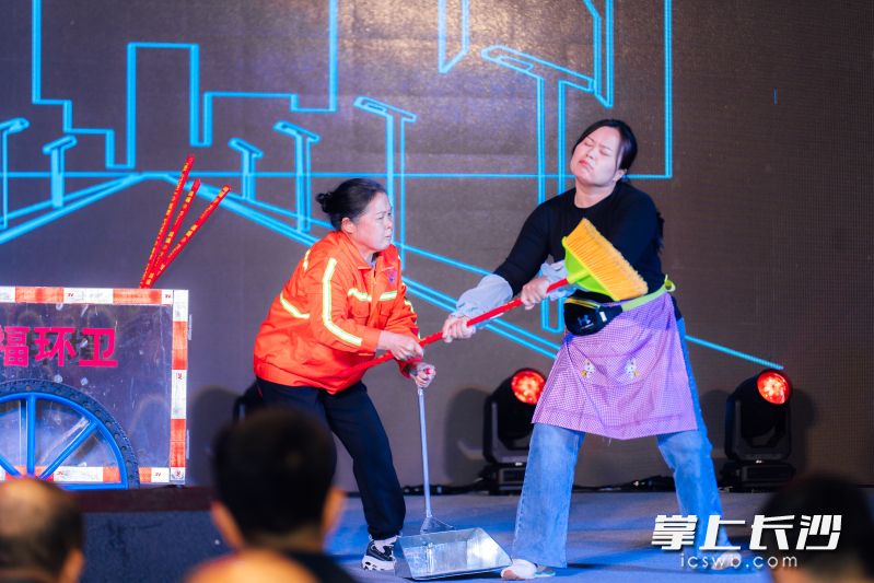 环卫工人登台表演小品，真实“表演”自己平凡而伟大的日常。