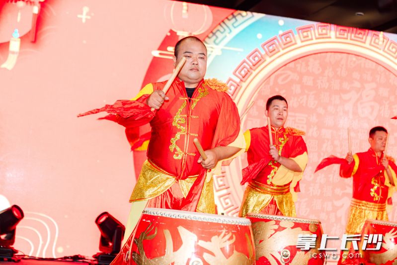 激昂的鼓点敲奏出“橙衣侠”的铿锵力量。 均为长沙晚报通讯员 袁佳乐 摄