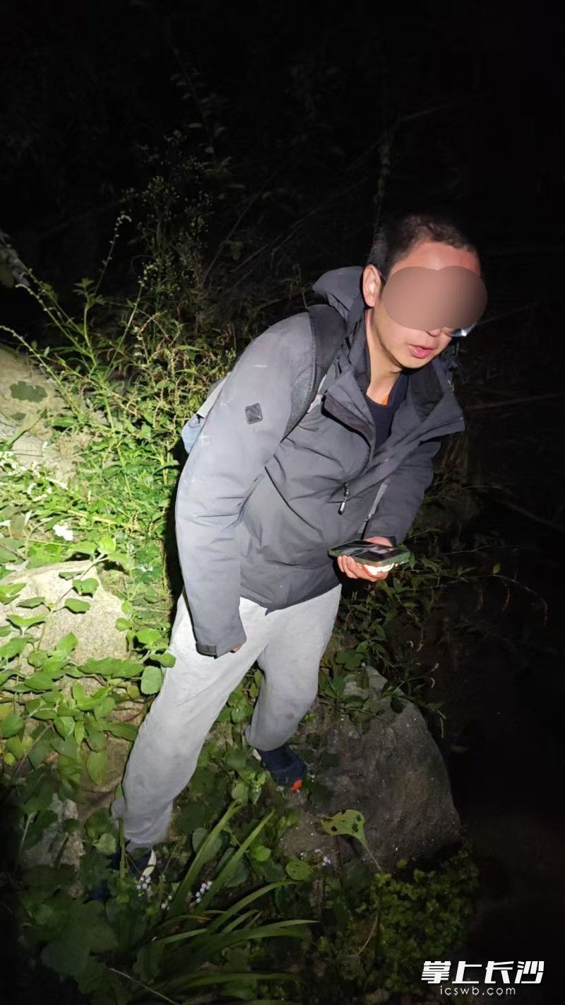 驴友在黑麋峰森林公园徒步时被困。 均为长沙晚报通讯员 曾劲玉 供图