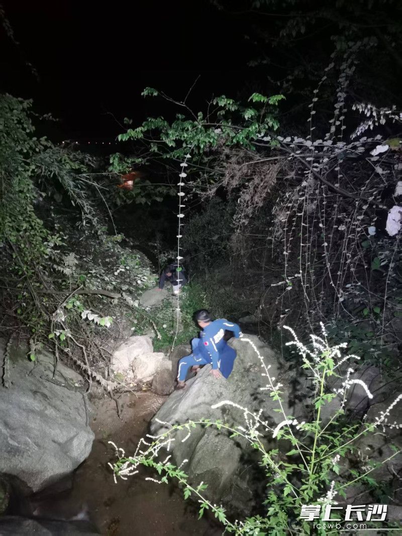 徒步搜救。