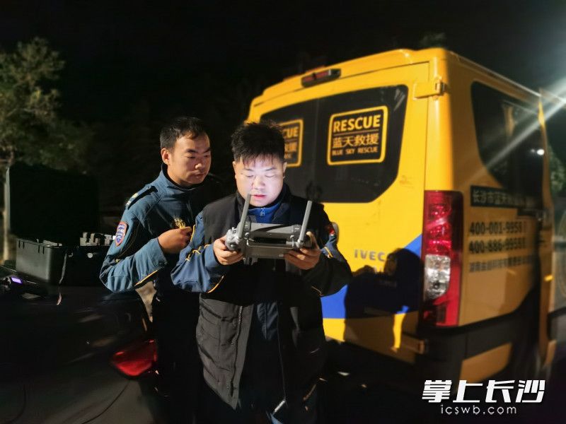 队员用无人机搜寻。