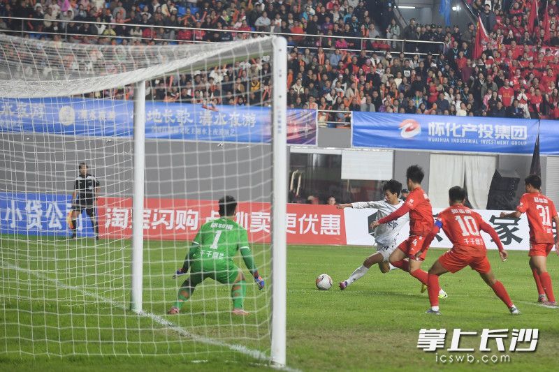 10月25日晚,“湘超”第七轮,湘潭队(白衣)客场3比0击败怀化队。 长沙晚报通讯员 罗韬 全媒体记者 王志伟 摄影报道 10月25日晚,“湘超”第七轮,湘潭队(白衣)客场3比0击败怀化队。 长沙晚报通讯员 罗韬 全媒体记者 王志伟 摄影报道