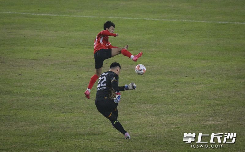 常德队门将“超巨”失误。长沙晚报全媒体记者 余劭劼 摄 常德队门将“超巨”失误。长沙晚报全媒体记者 余劭劼 摄