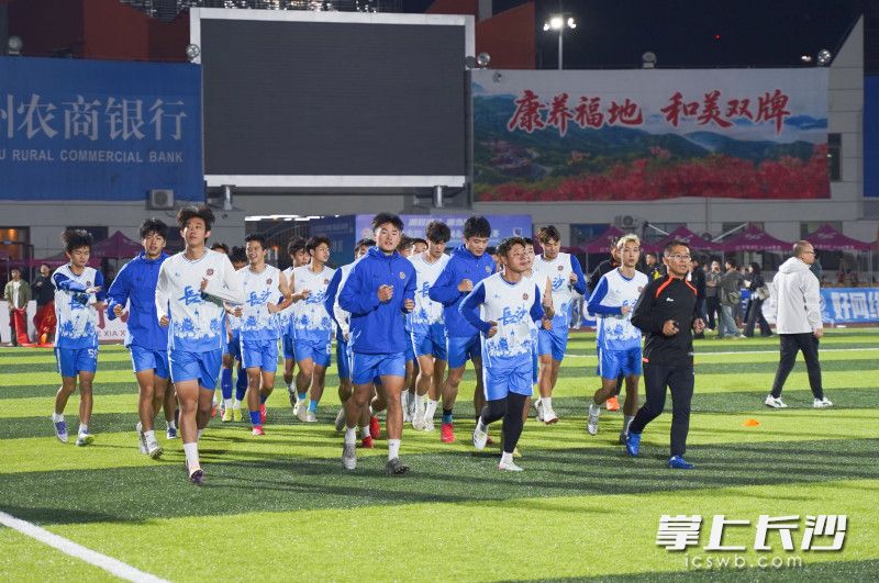 25日晚,长沙队来到永州体育场进行赛前踩场训练。长沙晚报全媒体记者冯启阳 易亿 摄影报道 25日晚,长沙队来到永州体育场进行赛前踩场训练。长沙晚报全媒体记者冯启阳 易亿 摄影报道
