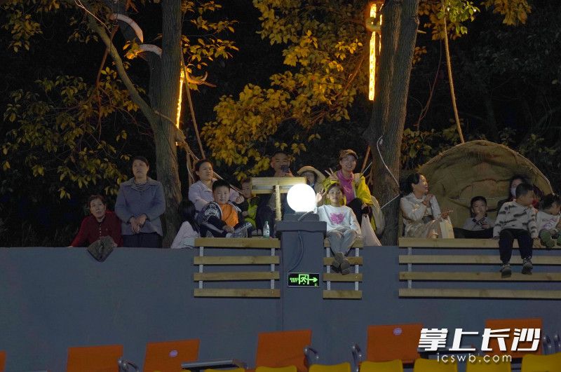 场外有不少提前来体验“挂票”的观众观看两队的踩场训练。 场外有不少提前来体验“挂票”的观众观看两队的踩场训练。