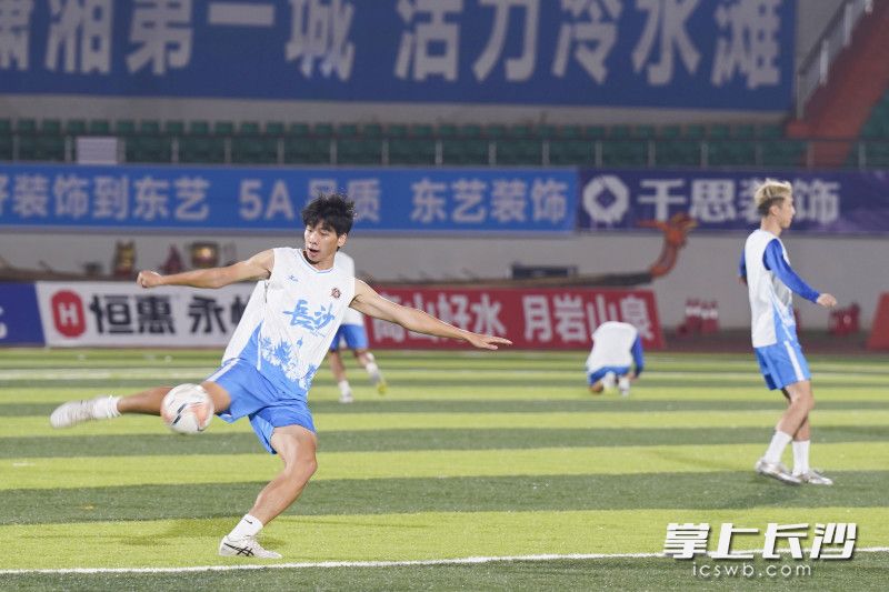 队员们根据教练组的一些战术部署进行针对性训练。 队员们根据教练组的一些战术部署进行针对性训练。