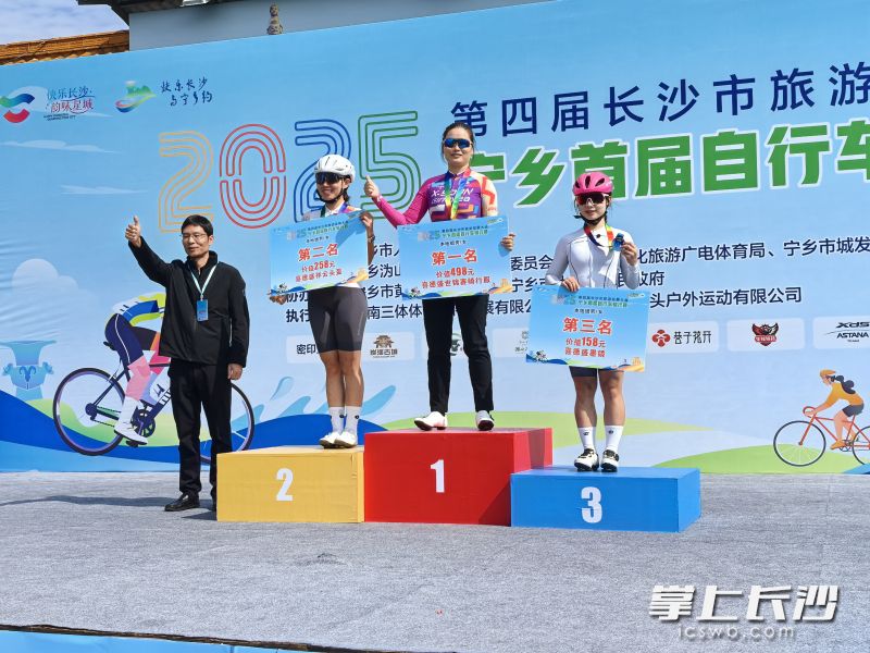 参赛选手上演了速度与激情,同时也获得奖牌和奖金。 参赛选手上演了速度与激情,同时也获得奖牌和奖金。