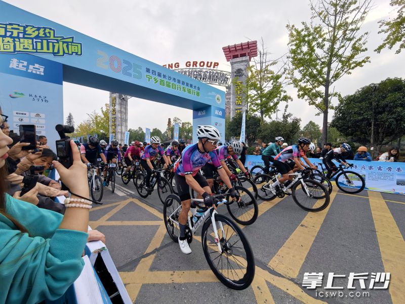 发令枪响,参赛选手如离弦之箭,从设在炭河里青铜博物馆的起点疾驰而出。 均为长沙晚报全媒体记者张禹摄 发令枪响,参赛选手如离弦之箭,从设在炭河里青铜博物馆的起点疾驰而出。 均为长沙晚报全媒体记者张禹摄