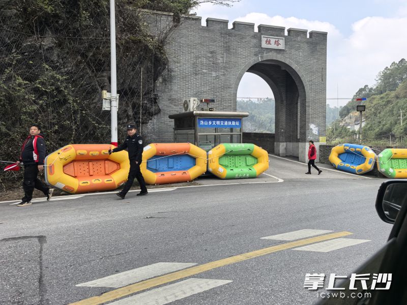 赛事举办方制定了完善的安保预案,在坡道转弯处设置了气垫船防止撞击,以保证参赛选手的安全。 赛事举办方制定了完善的安保预案,在坡道转弯处设置了气垫船防止撞击,以保证参赛选手的安全。