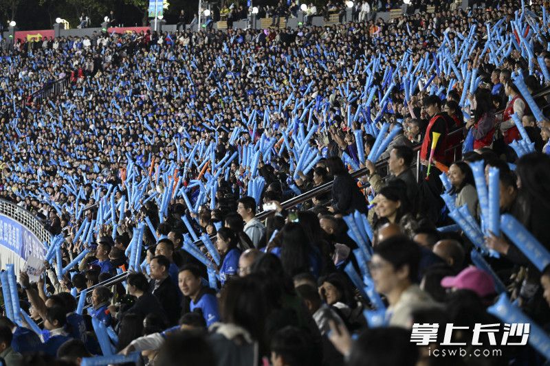 永州堪称“湘超”最难攻克的主场之一，图为主场球迷声势浩大地助威。