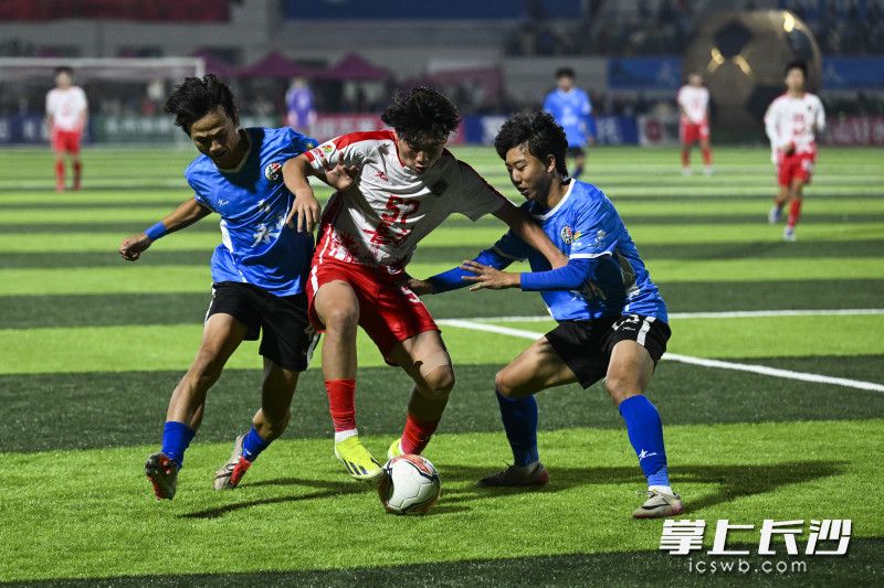 前六轮，永州队3胜3平，保持不败。不但球队实力不俗。图为比赛瞬间。