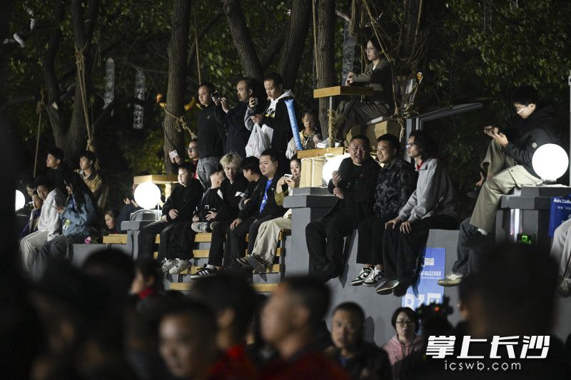 比赛现场，球迷们坐在“挂票”位子上观看比赛。