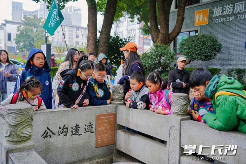 26日,芙蓉区图书馆“巷往时光”研学活动举行,走读团成员走进都正街、白果园等老街巷,触摸长沙千年历史文脉。均为通讯员供图 26日,芙蓉区图书馆“巷往时光”研学活动举行,走读团成员走进都正街、白果园等老街巷,触摸长沙千年历史文脉。均为通讯员供图