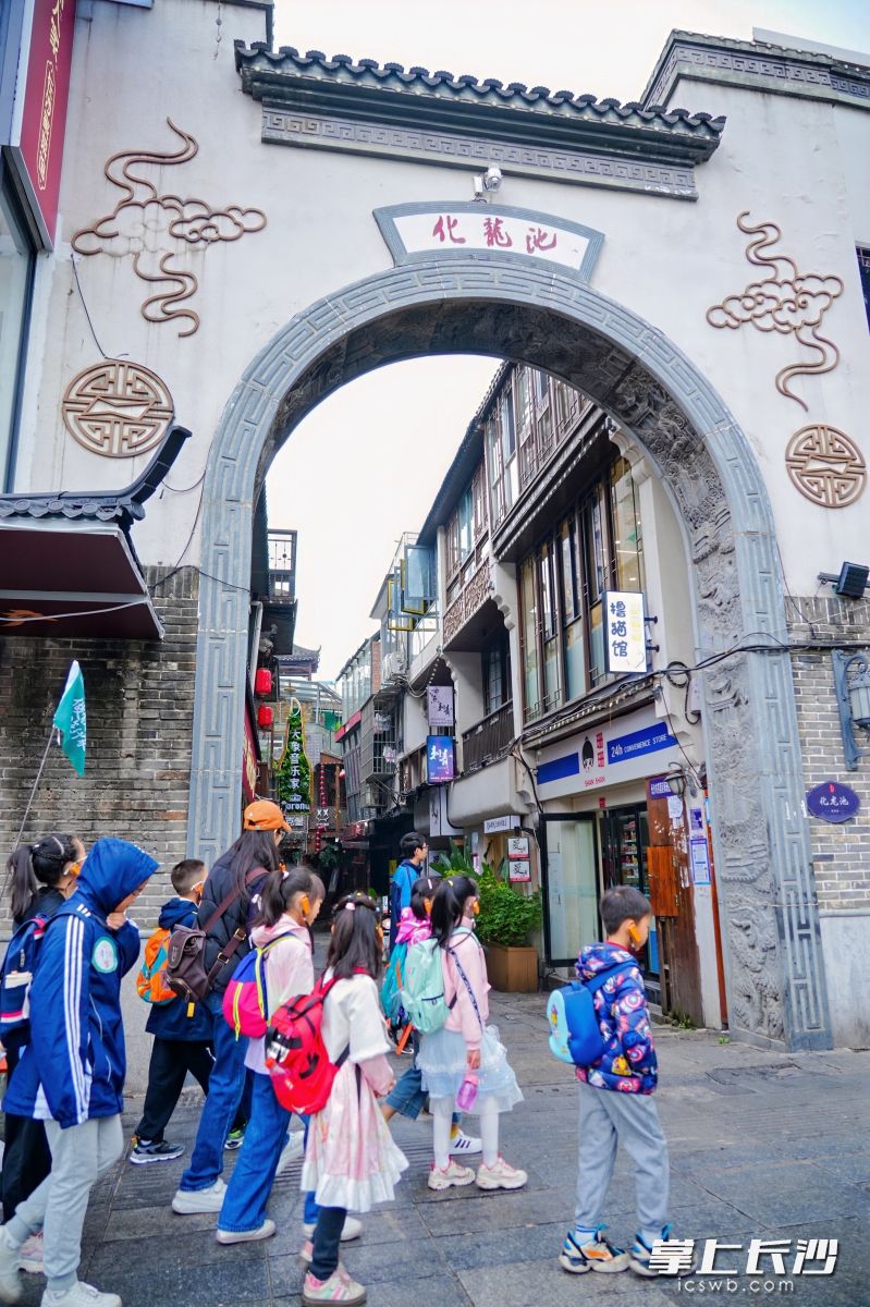 走读团走进化龙池。 走读团走进化龙池。