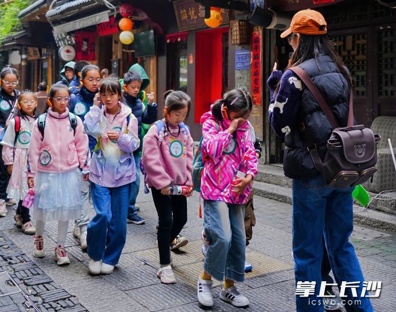 走读团在都正街参观。 走读团在都正街参观。