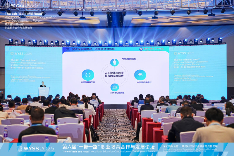 面对中职实训“高投入、高难度、高风险”的普遍困境,长沙市电子工业学校独创“两合三化五真”教学模式,以技术革新为学生成长保驾护航。 面对中职实训“高投入、高难度、高风险”的普遍困境,长沙市电子工业学校独创“两合三化五真”教学模式,以技术革新为学生成长保驾护航。