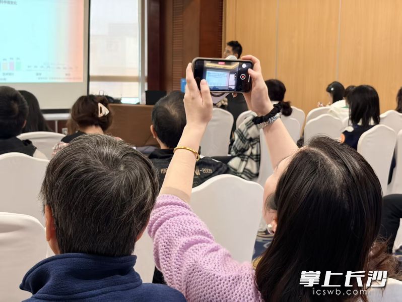 家长认真地做记录。  长沙晚报全媒体记者 岳霞 摄 家长认真地做记录。  长沙晚报全媒体记者 岳霞 摄