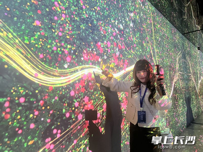 采访团一行在湖南湘江新区城市馆体验光影艺术。 长沙晚报全媒体记者 黄慧莹 摄