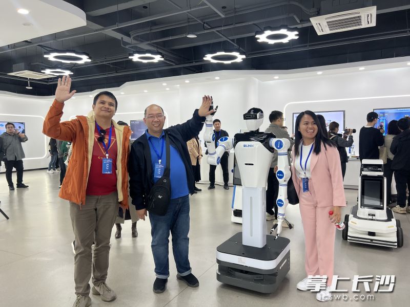 采访团一行感受长沙科技发展的蓬勃动力。 长沙晚报全媒体记者 黄慧莹 摄