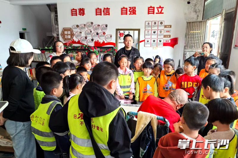 长沙上善助残服务中心，一群长沙中小学生来到这里，接受自强不息的生命教育。均为长沙晚报全媒体记者贺文兵摄