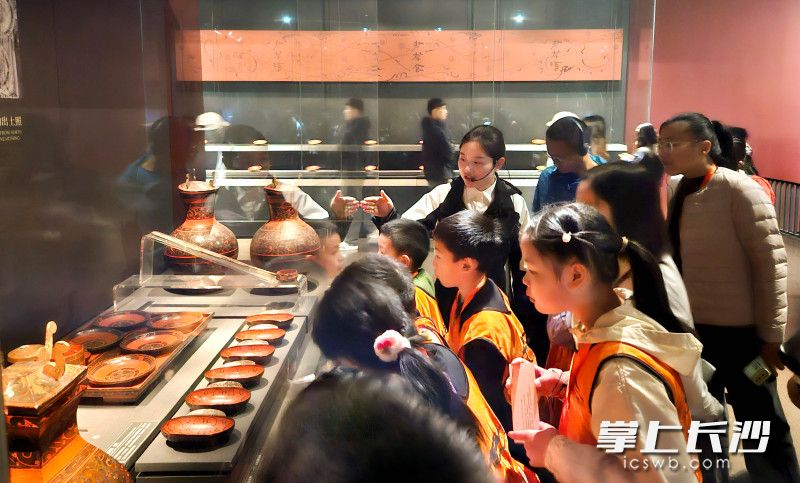 在省博物馆参观。