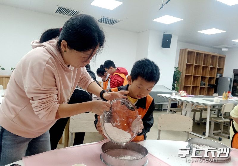 亲子合力制作传统美食。