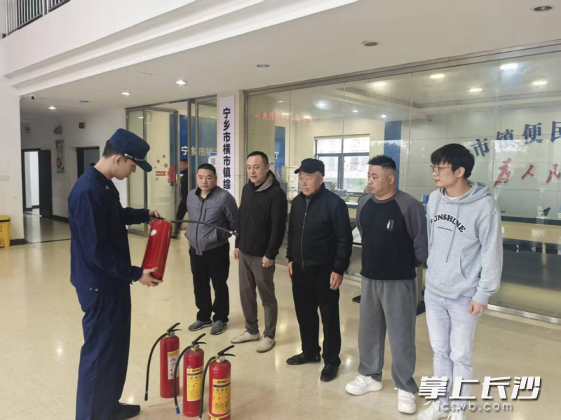 消防员在进行冬季防火宣传。 长沙晚报通讯员 刘宇翔 摄