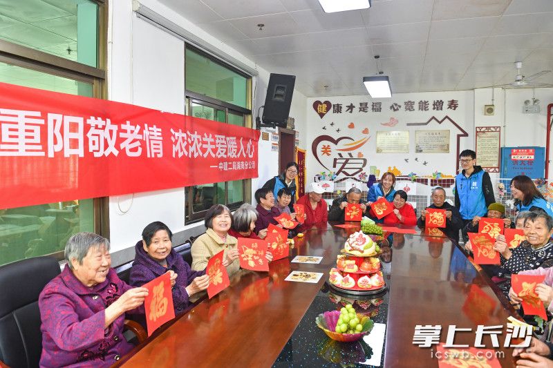 今日上午,中建二局湖南分公司的志愿者走进望城区星城敬老院,开展重阳节慰问活动。 均为长沙晚报全媒体记者王志伟摄 今日上午,中建二局湖南分公司的志愿者走进望城区星城敬老院,开展重阳节慰问活动。 均为长沙晚报全媒体记者王志伟摄