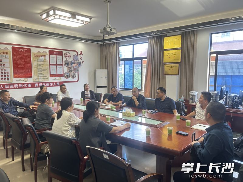 10月中旬,德政园社区醉心苑加装电梯工程调解会在荷花园街道综治中心举行。 10月中旬,德政园社区醉心苑加装电梯工程调解会在荷花园街道综治中心举行。