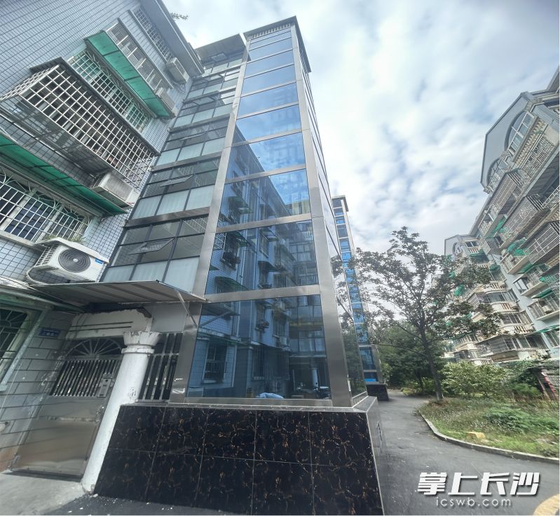10月27日,芙蓉区德政园社区醉心苑5栋二单元“搁浅”一年多电梯加装工程完工并投用。 均为长沙晚报全媒体记者陈焕明,通讯员杜海罗、张钊摄 10月27日,芙蓉区德政园社区醉心苑5栋二单元“搁浅”一年多电梯加装工程完工并投用。 均为长沙晚报全媒体记者陈焕明,通讯员杜海罗、张钊摄