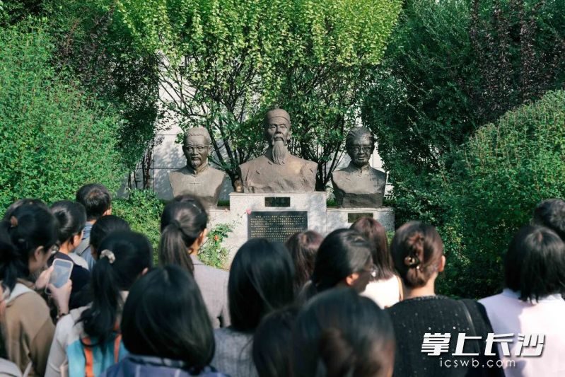 来访校长参观校园。 来访校长参观校园。