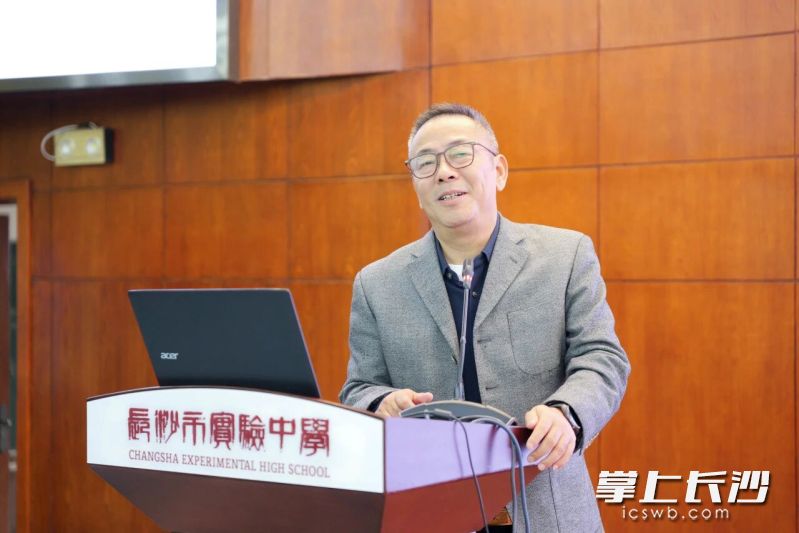 长沙市实验中学党委书记、教育集团总校长肖建军以《践行“真实教育”:学校高质量发展的思考与实践》主题作分享。 长沙市实验中学党委书记、教育集团总校长肖建军以《践行“真实教育”:学校高质量发展的思考与实践》主题作分享。