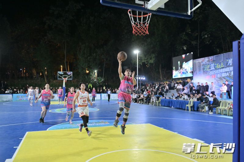 球员们在赛场上激烈拼博。 均为通讯员供图 球员们在赛场上激烈拼博。 均为通讯员供图