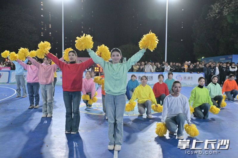 热情的拉拉队员。 热情的拉拉队员。