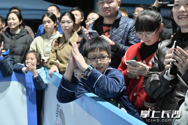 热情的观众。 热情的观众。