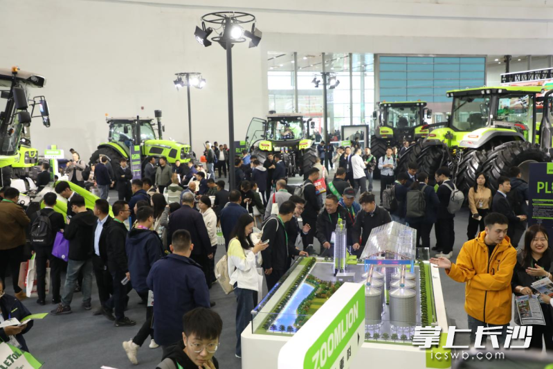 中联重科展位人气聚集。