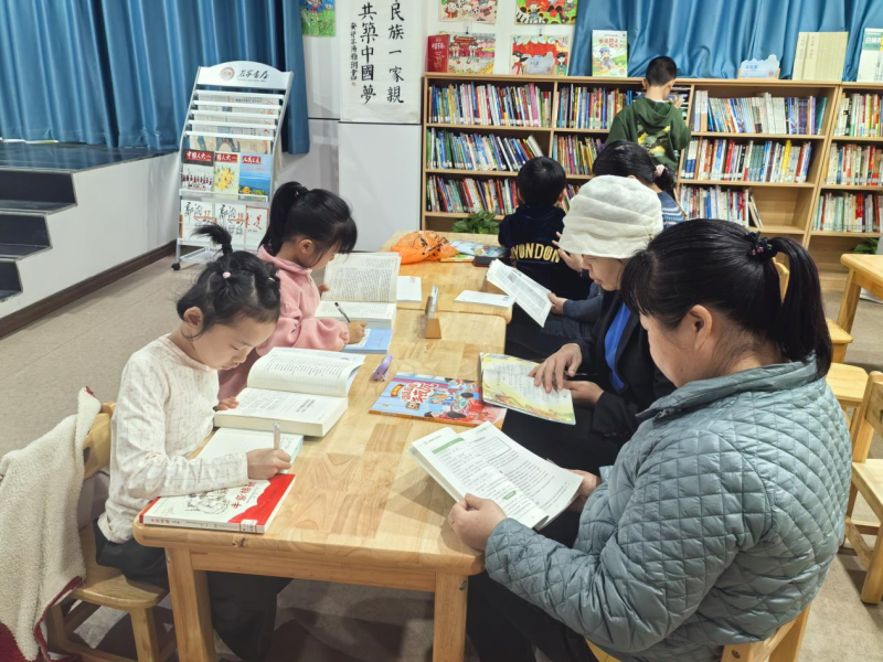 洞阳镇东园村关工委策划组织“亲子共阅读 书香满东园”主题活动。通讯员供图
