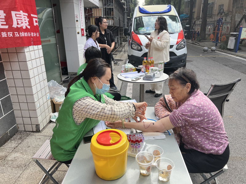 工作人员为老人测量血压、血糖。 工作人员为老人测量血压、血糖。