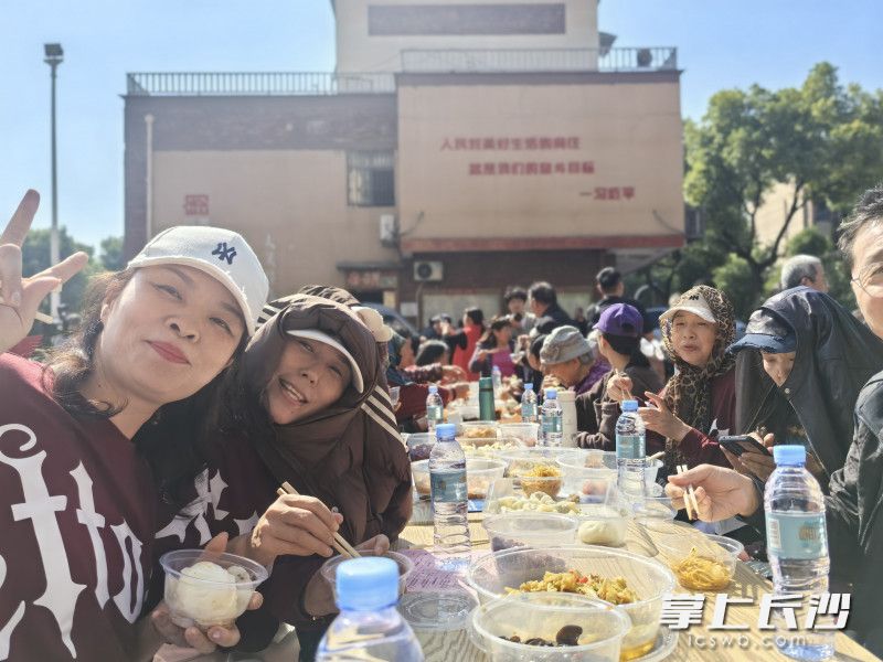 活动现场,最热闹的莫过于百家宴专区。 均为 通讯员 何伟 摄 活动现场,最热闹的莫过于百家宴专区。 均为 通讯员 何伟 摄