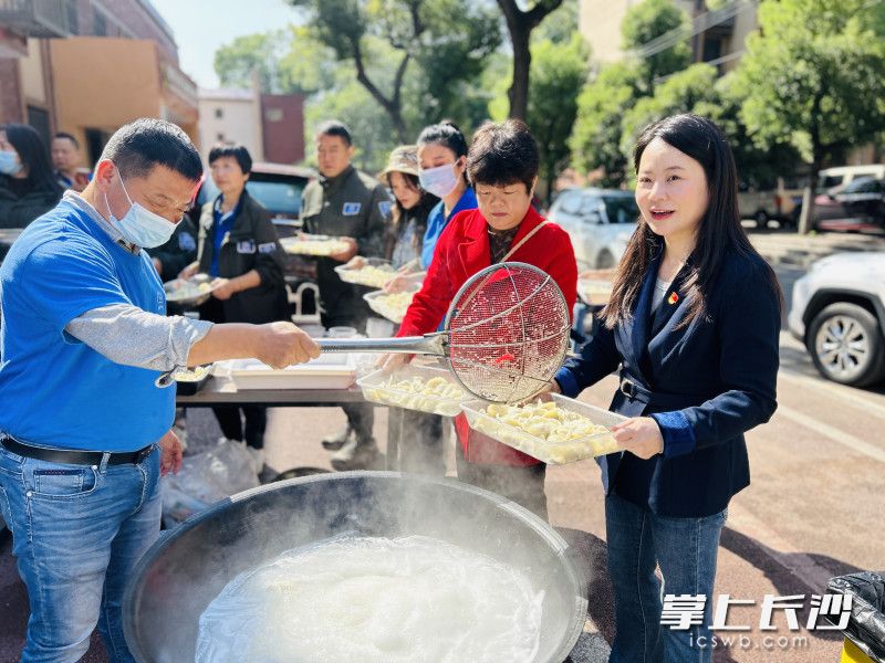 120道辖区企业、社会组织与居民“众筹”的菜肴摆满桌面。 120道辖区企业、社会组织与居民“众筹”的菜肴摆满桌面。