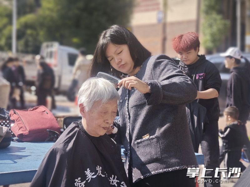 门店志愿者免费理发。 门店志愿者免费理发。