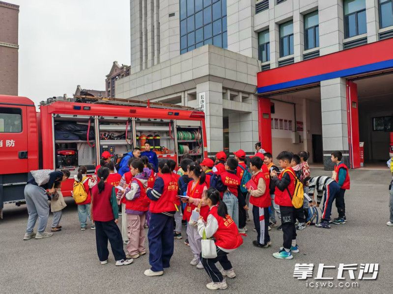 “小记者”参观消防车。 均为长沙晚报通讯员 王磊 摄