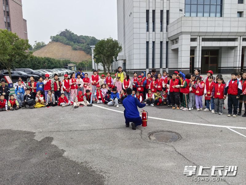 消防员为“小记者”讲解消防知识。