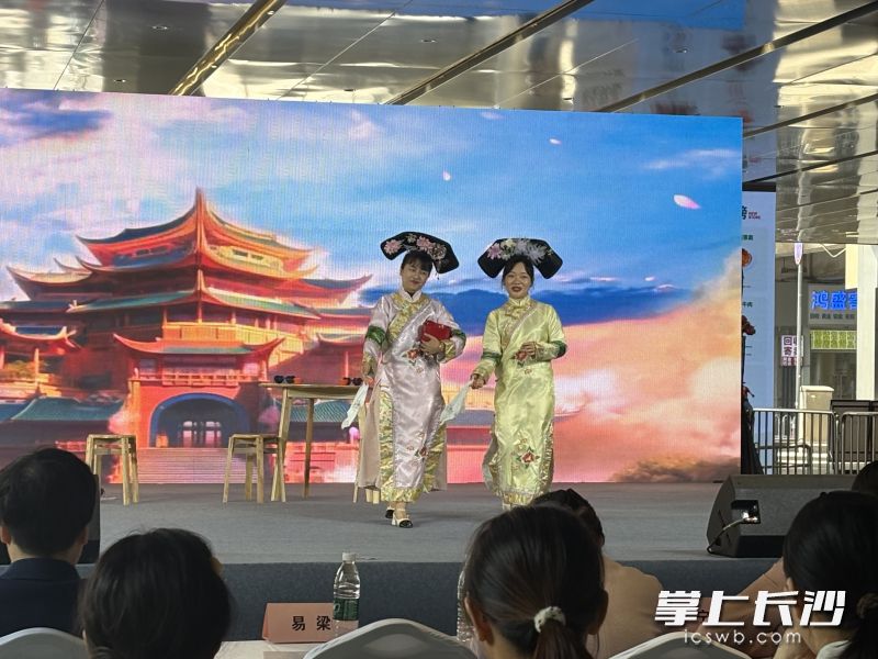 现场情景剧，模拟急救过程教会市民应急技能。 均为长沙晚报全媒体记者徐媛、实习生刘思蓉摄