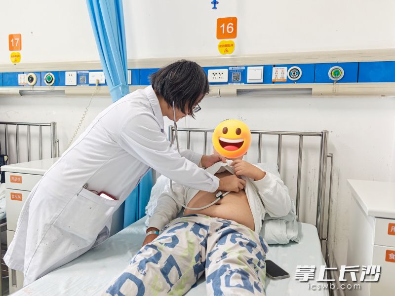 湖南省儿童医院肾脏风湿免疫科副主任医师吴天慧正在为嘉嘉做检查。 医院供图