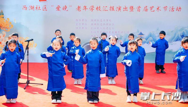 小朋友为爷爷奶奶献上精彩表演。 小朋友为爷爷奶奶献上精彩表演。