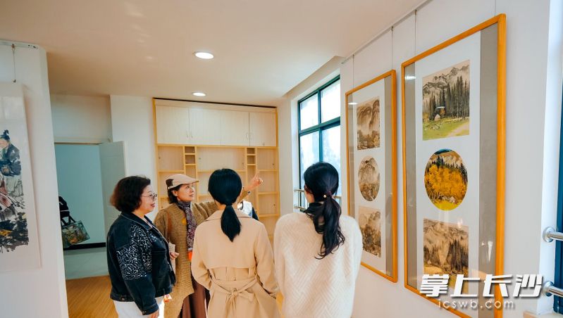 名家书画展吸引居民驻足欣赏。 名家书画展吸引居民驻足欣赏。
